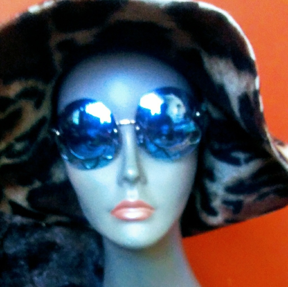 Round Sunnies with Gold Flower Frame